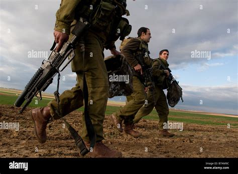 Israeli Army Paratroopers Hi Res Stock Photography And Images Alamy