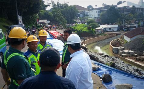 Tergerus Longsor Di Batutulis Pipa Saluran Air Bersih Milik Tirta