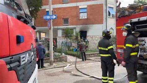 TERNI FIAMME IN UN APPARTAMENTO DI VIA PIANA DEI GRECI SOCCORSA