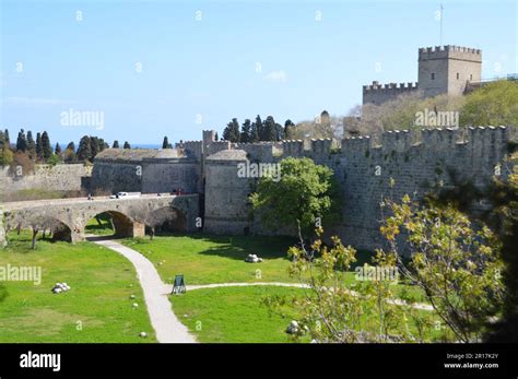 Grecia Isla De Rodas Vista De Las Antiguas Murallas Y Foso De La