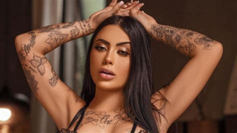 MC Mirella exibe corpão ao surgir lingerie transparente