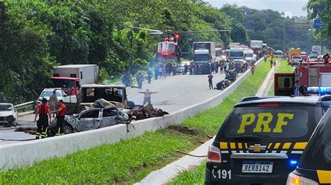 Mais De Ve Culos Se Envolvem Em Acidente Diversos Feridos E