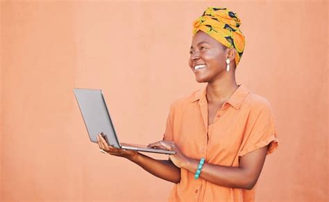 Laptop De Parede Ou Mulher Negra Feliz Pensando Em Pesquisar Sobre