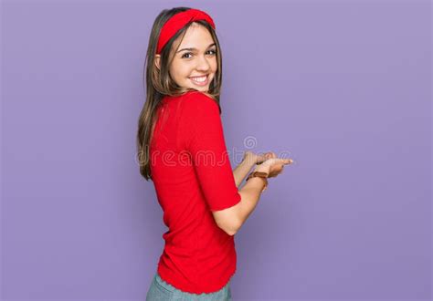 Junge Brunette Frau Mit Lockerer Kleidung Zum Naturlächeln Mit Offener Hand Einlädt