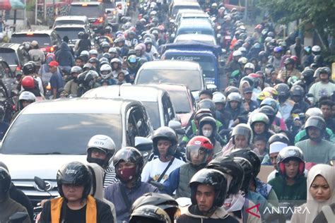 Kemacetan Jalur Puncak Di Hari Kedua Lebaran ANTARA News