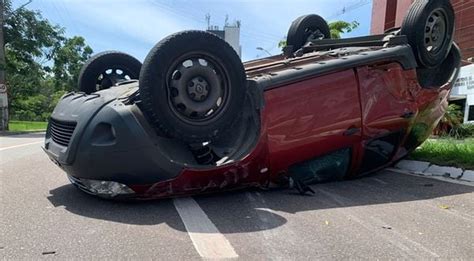 Carro capota após colisão em avenida semáforo apagado em Vitória