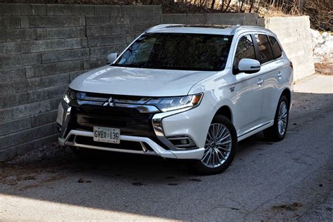 Suv Review 2019 Mitsubishi Outlander Phev Driving