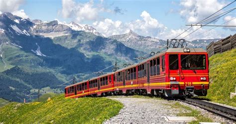 Walking from Männlichen to Kleine Scheidegg on the Panorama Trail