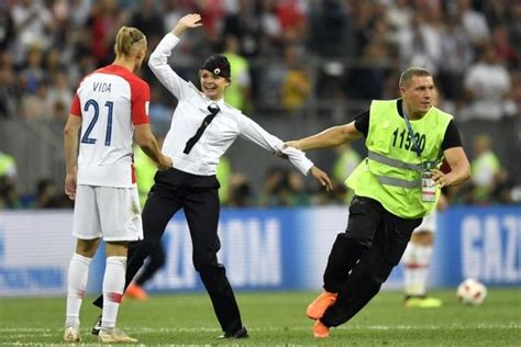 Pussy Riot Protes Ketidakadilan Politik Di World Cup 2018 Whiteboard Journal