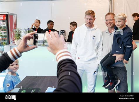 El belga Kevin De Bruyne posará con los aficionados durante el torneo