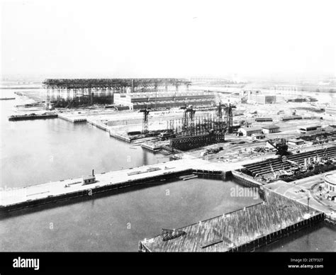 Philadelphia Naval Shipyard docks in 1921 Stock Photo - Alamy