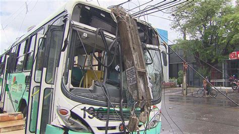 Vídeo Motorista de ônibus perde controle da direção e veículo sobe