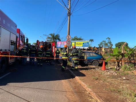 Motorista Fica Preso Nas Ferragens Ap S Bater Carro Em Poste Em