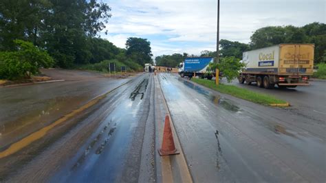 Patos De Minas Carreta Transportando Bolachas Tomba Em Frente Ao