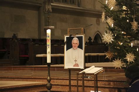 Bischof Voderholzer feiert Pontifikalamt mit Totengedenken für den