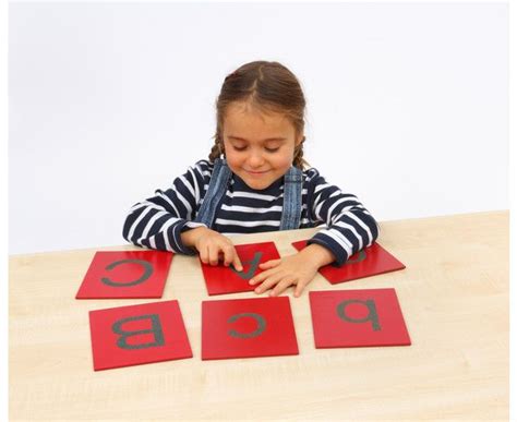 Lettres alphabet majuscules Montessori L îlot éducatif Montessori