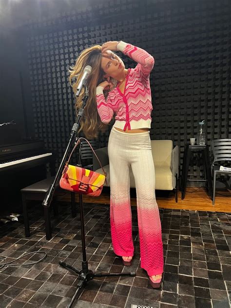 Giulia Be elege look grifado para pré estreia de Barbie