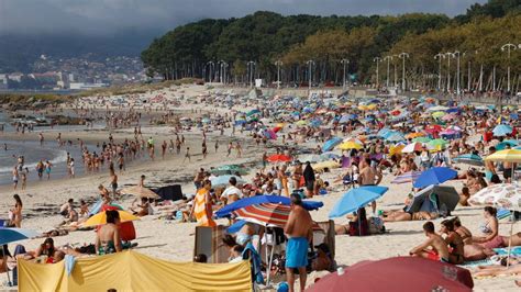 EL TIEMPO EN VIGO Playas abarrotadas en Vigo en un día bicolor