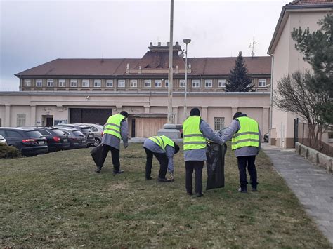 Novoroční úklid okolí věznice Vězeňská služba České republiky