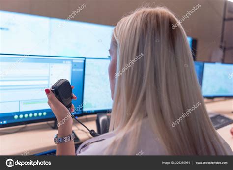 Guardia De Seguridad Monitoreando Modernas C Maras De Cctv En