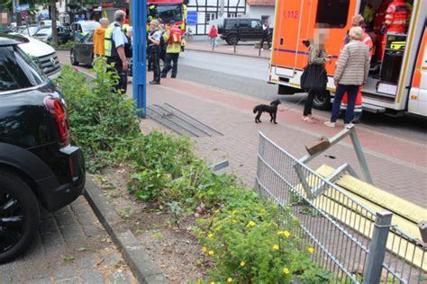 Ratingen Seniorin Verwechselt Bremse Mit Gas Brettert Durch Zaun