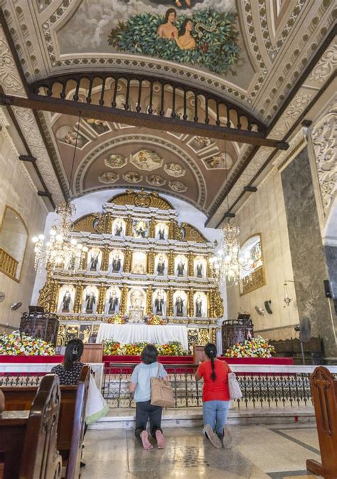 Filipinos Devotos De Todas As Idades Ajoelhados Diante Do Altar Dentro