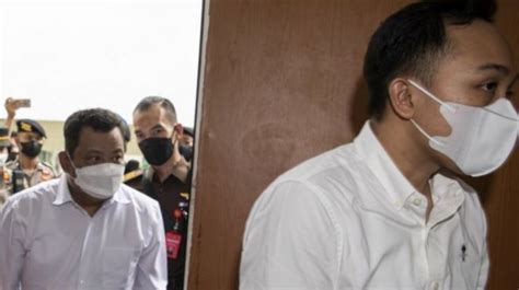 Bagai Langit Dan Bumi Beda Nasib Ricky Rizal Dan Kuat Maruf Di Sidang