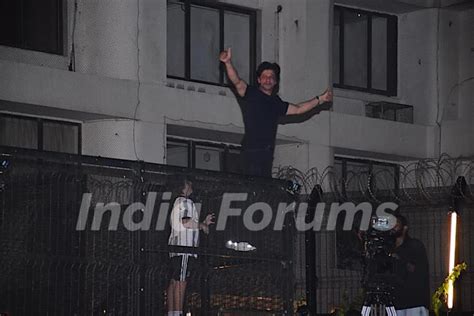 Shah Rukh Khan Greets Fans On His Birthday At Midnight Outside Mannat