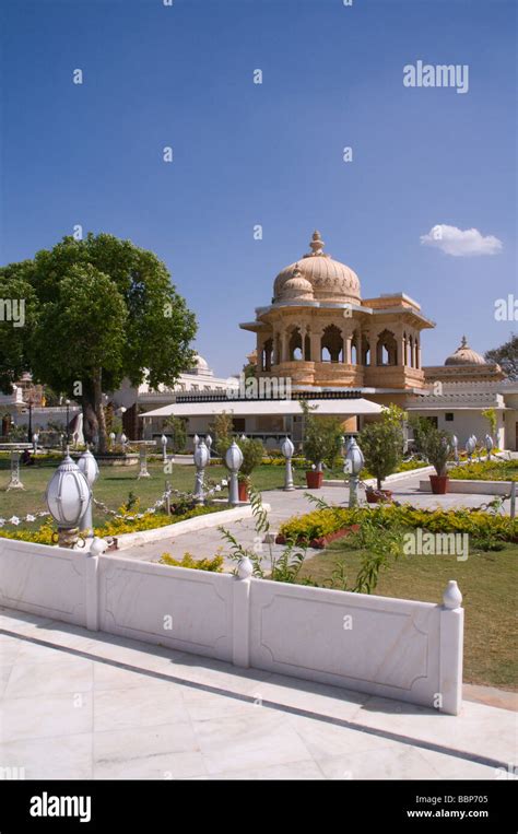 udaipur lake pichola Stock Photo - Alamy