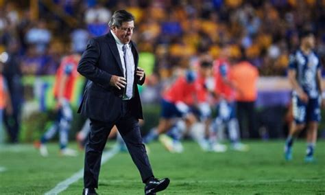 Miguel Herrera al borde del llanto tras derrota de México