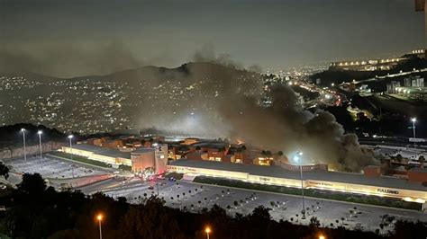 IMÁGENES FUERTES Se desata incendio en outlet de Punta Norte El