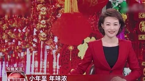 央视主播李梓萌长胖了？和朱迅一起主持，似对方2倍但小腿仍纤细