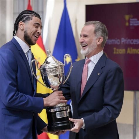 El Rey Felipe Vi Entrega El Premio Princesa Leonor A Izan Almansa En