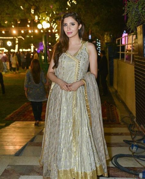 Mahira Khan Looks Like A Vision In This Traditional Yet Glamorous