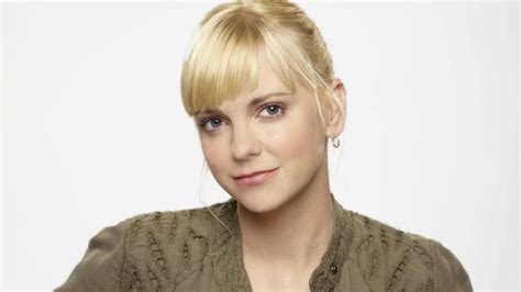 The Real Reason Anna Faris Left Mom