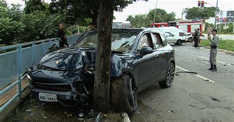 G1 Motorista de Porsche que bateu em carro e feriu dois paga fiança e