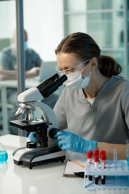 O Que É Virologista - Virologista feminina concentrada com óculos de proteção e luvas de ...