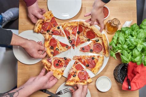 La Gente Comparte La Pizza Fresca Con La Salchicha De Los Salchichones