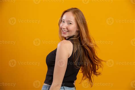 Portrait D Une Belle Rousse Joyeuse Souriante En Riant Regardant La