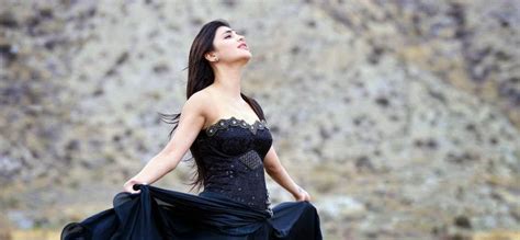 Shruti Hassan Hot Images From Ramaiya Vastavaiya Indian Actress Wallpapers Photos And Movie Stills