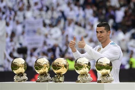 Foot Cristiano Ronaldo a présenté ses cinq Ballons d Or