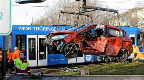 Schwerer Unfall in Erfurt Auto lässt Straßenbahn entgleisen