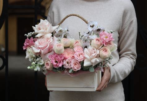 Композиция в ящике "Розовая глазурь" купить с доставкой в СПб ...