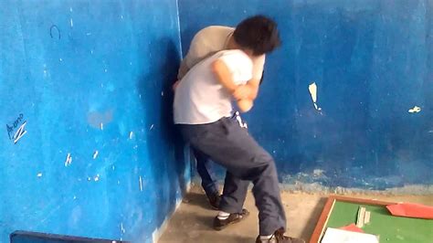 peleas de escolares termina en tragedia y viene la policía y pasa esto