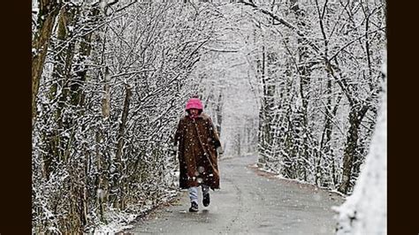 Fresh Snow Across Valley Gulmarg Coldest At 10 6°c Hindustan Times