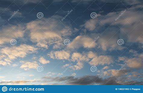 Formaciones Anaranjadas Y Rojas Hermosas De La Nube De La Puesta Del