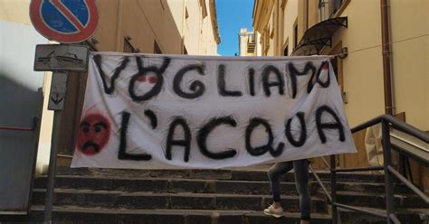 Caltanissetta Nono Giorno Di Proteste Per L Acqua Che Non C Malore