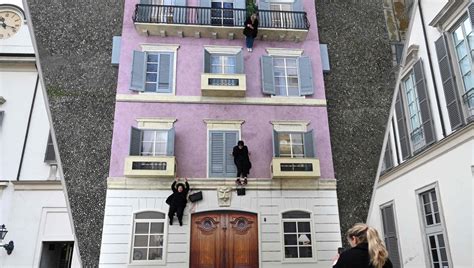 Niente è come sembra Leandro Erlich a Palazzo Reale sfida