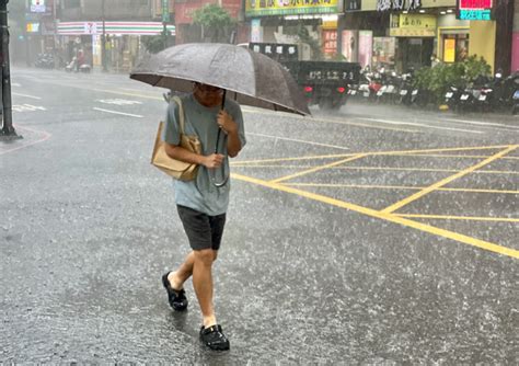 半個台灣大雷雨 熱帶擾動水氣增 連2天雨更大 生活 中時新聞網