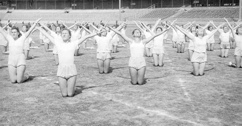 Skłony ukłony podskoki i skoki Stadion Olimpijski we Wrocławiu tuż